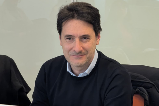 Guida con telefonino, Licata (Forza Italia): «No alla sospensione della patente se l’auto è ferma al semaforo»