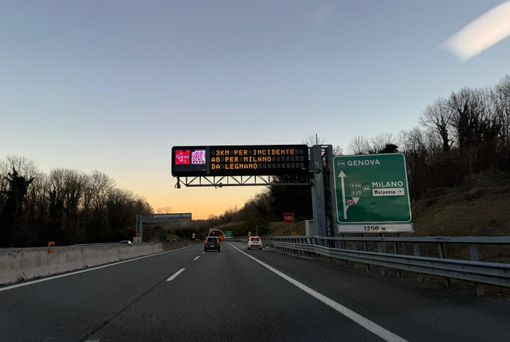 Ennesimo incidente sull'Autolaghi: chiuso il bivio per la A9 per lo scontro tra più veicoli. Tre chilometri di coda da Legnano verso Milano Ennesimo incidente sull'Autolaghi: chiuso il bivio per la A9 per lo scontro tra più veicoli. Tre chilometri di coda da Legnano verso Milano