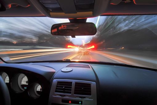 Canton Ticino, sfrecciano a 200 all'ora in autostrada: denunciati e via la patente
