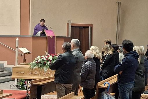 Il commosso addio a Paola Micali, familiari uniti per andare oltre il dolore