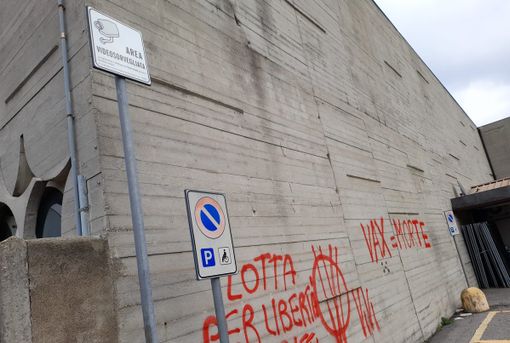Il cartello che indica l'area videosorvegliata non ha scoraggiato l'autore, o gli autori, delle scritte