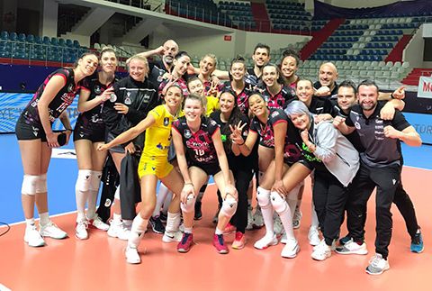 Che gruppo, che squadra! La Uyba è tra le regine d'Europa Che gruppo, che squadra! La Uyba è tra le regine d'Europa