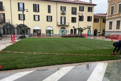 Busto, sotto la pioggia spunta il prato in piazza San Giovanni Busto, sotto la pioggia spunta il prato in piazza San Giovanni