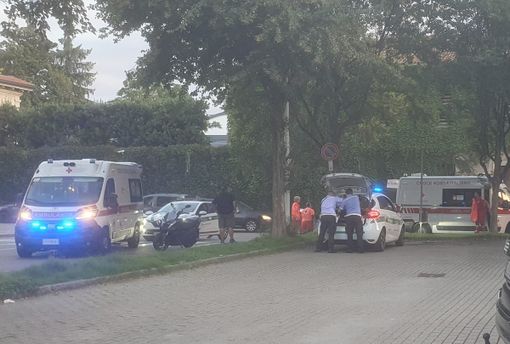 Incidente in scooter nel centro di Busto, ferito diciottenne