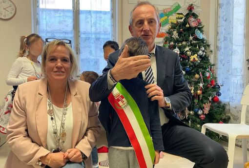 Un bimbo si è impossessato della fascia tricolore del sindaco