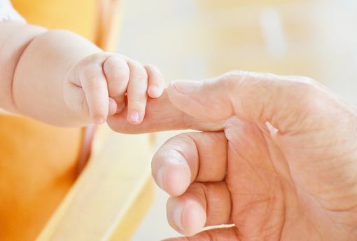 Il Cav in aiuto alle baby mamme