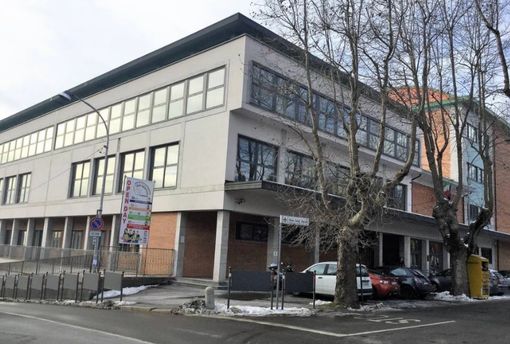 Vietati ombelico scoperto, vestiti corti e unghie lunghe: a Varese l’Istituto scolastico introduce il dress code Vietati ombelico scoperto, vestiti corti e unghie lunghe: a Varese l’Istituto scolastico introduce il dress code