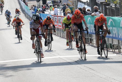 L'arrivo vincente - ma è servito il fotofinish - di Giacomo Dentelli alla Giovane Tre Valli riservata agli esordienti (foto di Giordano Azzimonti)