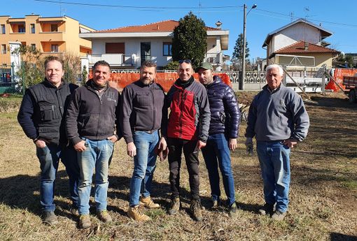 Una parte della squadra di volontari al lavoro per realizzare il Mai Paura Camp
