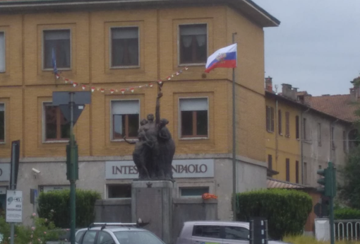 Malnate, issata da ignoti la bandiera russa al monumento dei Caduti