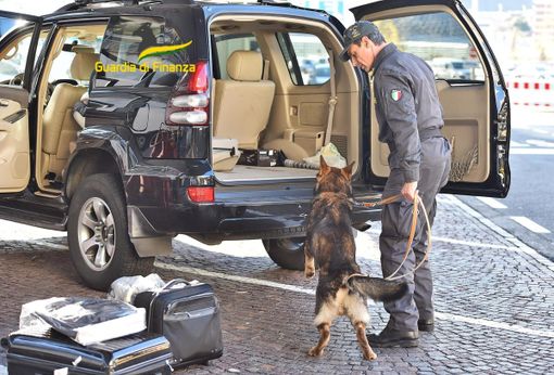 Soldi e droga, in un anno ai valichi del Comasco sequestrati oltre un milione e mezzo di euro e mezza tonnellata di stupefacenti