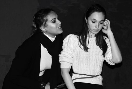 Una foto di scena. Sotto, i partecipanti alla conferenza stampa