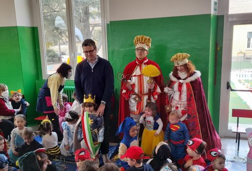 I bambini della Ponti con il sindaco e i sovrani del carnevale gallaratese I bambini della Ponti con il sindaco e i sovrani del carnevale gallaratese