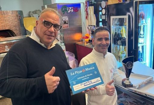 Ciro Marino e Giuseppe Frau (in arte Peppe Lab) con il riconoscimento ottenuto lo scorso anno a Sanremo Ciro Marino e Giuseppe Frau (in arte Peppe Lab) con il riconoscimento ottenuto lo scorso anno a Sanremo