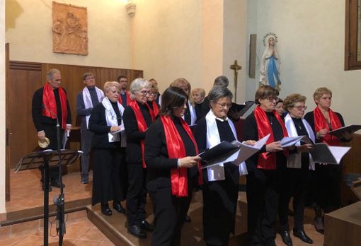 VIDEO. Cascina dei poveri, tanti applausi per il debutto del “Gallazzi’s choir”