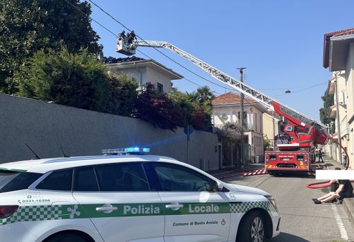 VIDEO. A fuoco il tetto del ristorante: paura, ma incendio domato