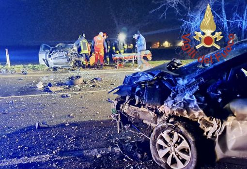 Pauroso schianto all'alba nel Comasco: auto distrutte, due feriti