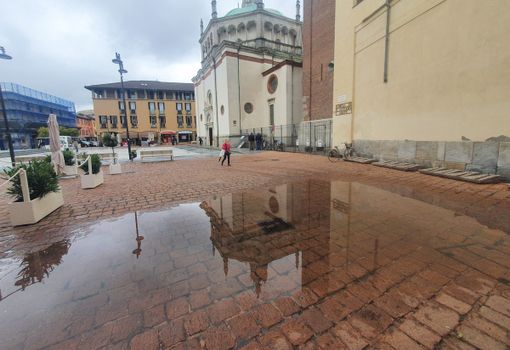 FOTO. La “piscina” di piazza Santa Maria a Busto FOTO. La “piscina” di piazza Santa Maria a Busto
