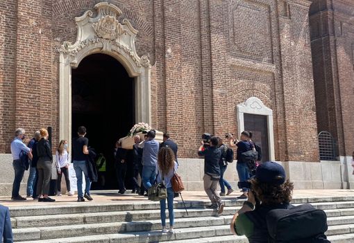 L’addio di Samarate a Giulia e Stefania L’addio di Samarate a Giulia e Stefania