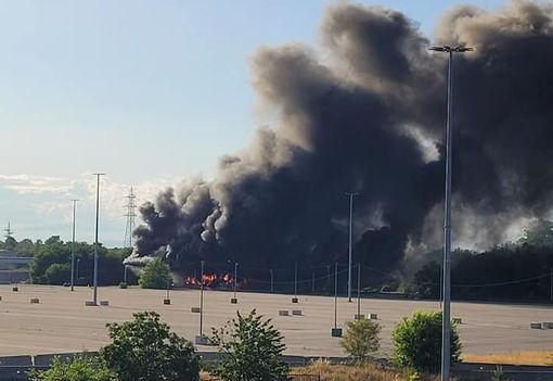 Alta colonna di fumo nero su Caronno e Saronno: ecco cosa è successo