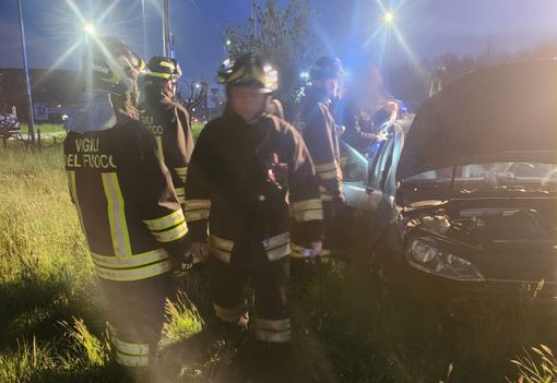 Finisce fuori strada con la macchina in un prato sulla Varesina a Venegono Inferiore, illeso il conducente Finisce fuori strada con la macchina in un prato sulla Varesina a Venegono Inferiore, illeso il conducente