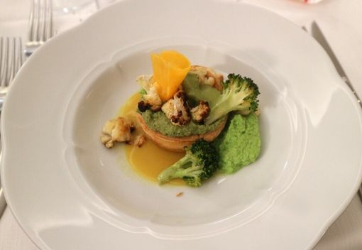 Claudio Porchia e lo chef ortocentrico Claudio Di Dio hanno celebrato Libereso con un menù vegetale e fiorito al Casinò di Sanremo Claudio Porchia e lo chef ortocentrico Claudio Di Dio hanno celebrato Libereso con un menù vegetale e fiorito al Casinò di Sanremo