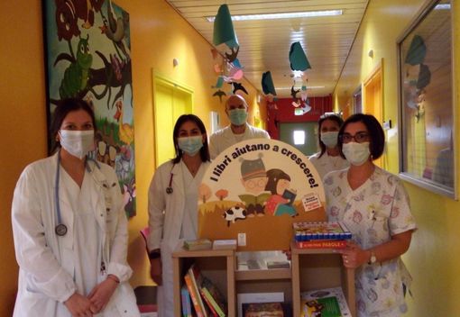 Libri in dono ai piccoli pazienti della Pediatria di Busto Arsizio
