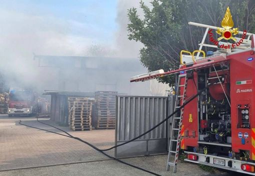 Ancora un incendio a Busto: fiamme in una ditta di lavorazione del legno Ancora un incendio a Busto: fiamme in una ditta di lavorazione del legno