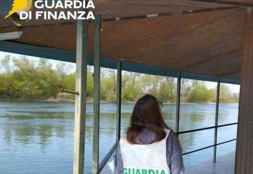 Casa galleggiante abusiva sul fiume Ticino, la Guardia di Finanza scopre mancati pagamenti per 85mila euro Casa galleggiante abusiva sul fiume Ticino, la Guardia di Finanza scopre mancati pagamenti per 85mila euro