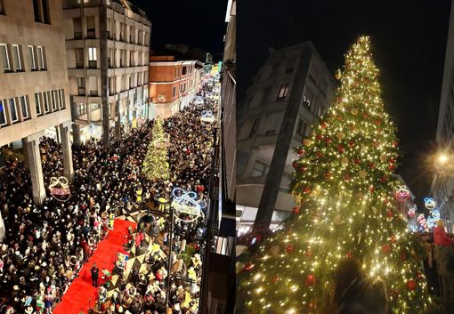 Una panoramica della via (per cortesia di Francesca Marzia Schembri) e l'albero illuminato