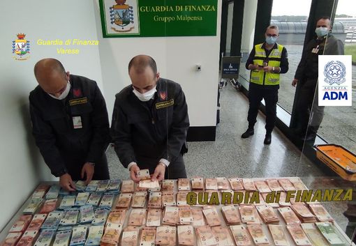 Viaggiava con oltre 160 mila euro nascosti in valigia, fermato passeggero a Malpensa Viaggiava con oltre 160 mila euro nascosti in valigia, fermato passeggero a Malpensa