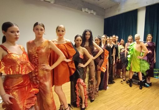 VIDEO E FOTO. Che applausi! Alessia Crespi, alla Fashion week con il suo fiore del diavolo