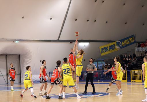 Serie B: Piombino fa lo sgambetto ai Knights. Sconfitta che brucia Serie B: Piombino fa lo sgambetto ai Knights. Sconfitta che brucia