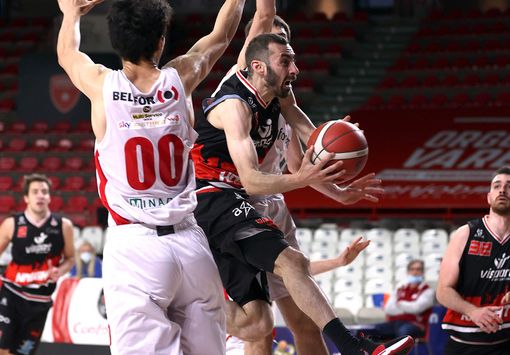 A Varese, terzo e quarto quarto fatali per i Knights (foto da www.legnanobasket.it