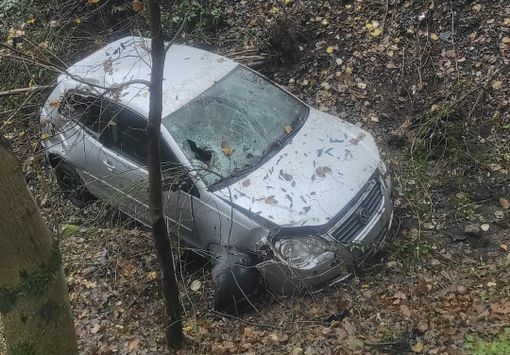 FOTO. Perde il controllo dell'auto e finisce nella scarpata: paura in via Molinetto a Varese