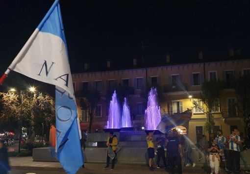 VIDEO. Scudetto del Napoli, vai con la festa in piazza a Busto