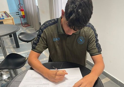 La firma sul contratto di Gabriele Zago La firma sul contratto di Gabriele Zago