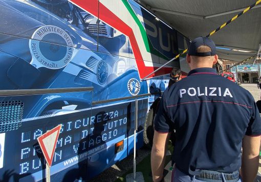 "Emotion day" a Marnate, la polizia di Stato presente con il pullman azzurro "Emotion day" a Marnate, la polizia di Stato presente con il pullman azzurro