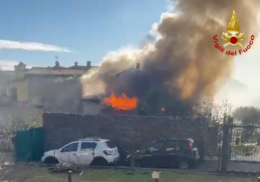 L'incendio scoppiato ad Arcisate