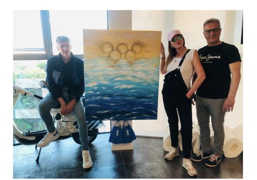 VIDEO E FOTO. Un mare increspato con i cinque cerchi olimpici: ecco il dipinto di Manuela Carnini con le pinne di Martinenghi VIDEO E FOTO. Un mare increspato con i cinque cerchi olimpici: ecco il dipinto di Manuela Carnini con le pinne di Martinenghi