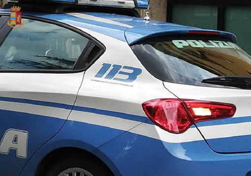 Minacce e botte alla convivente, compagno violento allontanato dalla polizia