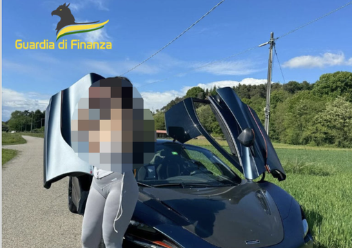 La donna finita nel mirino della Finanza pubblicava spesso foto con auto di lusso
