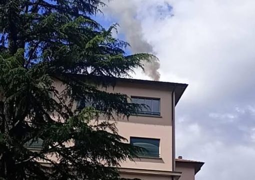 Il fumo sprigionato a Marchirolo (foto dalla pagina Facebook "Marchirolo in Azione")