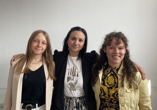 Nella foto di gruppo, da sinistra: Sofia Barni, Silvia D’errico (docente) ed Elisa Hilalh. Sotto, le due studentesse al lavoro per l’elaborazione dei progetti