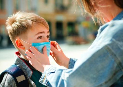 L'annuncio di Fontana: «Mascherine addio da metà luglio»