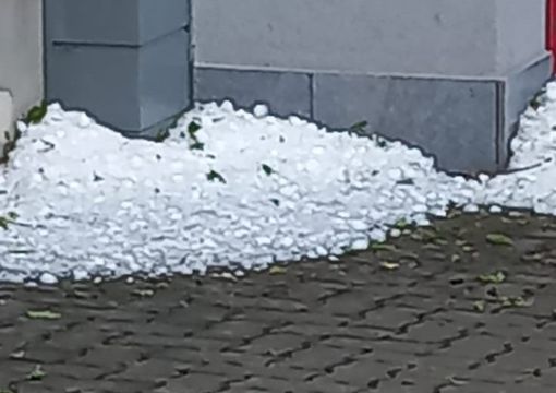 Maltempo, feriti nel Bresciano e nella Bergamasca: due operai colpiti da finestre divelte dal temporale, un'auto travolta da un albero sradicato dal vento