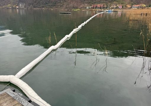 Sul lago Ceresio a Lavena Ponte Tresa sono state collocate barriere oleoassorbenti (foto dalla pagina Facebook &quot;Io Cambio con Mastromarino sindaco&quot;)