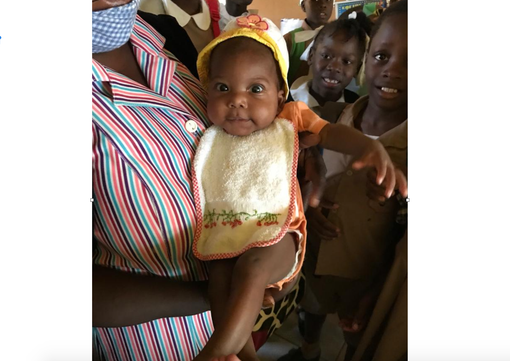 La dolcissima Fedline accolta dai bimbi di Kay