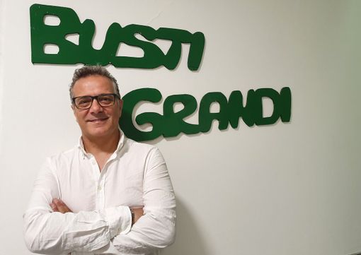 Il segretario Albani. Sotto, con il direttivo e altri militanti Il segretario Albani. Sotto, con il direttivo e altri militanti