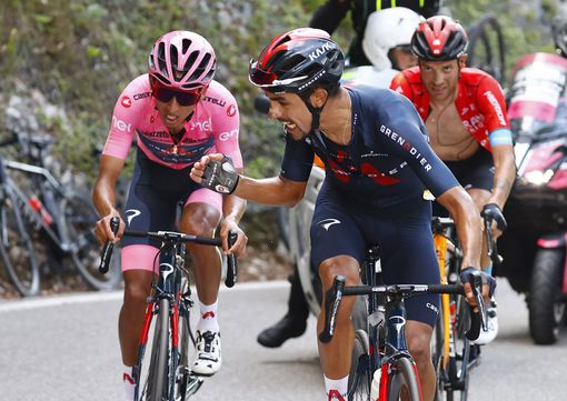Martinez in versione angelo custode sostiene la maglia rosa Bernal sulla salita finale: un'immagine simbolo di questo Giro e del ciclismo Martinez in versione angelo custode sostiene la maglia rosa Bernal sulla salita finale: un'immagine simbolo di questo Giro e del ciclismo
